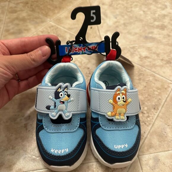 Toddler Kids Bluey Light Up Sneakers Size 5 - Picture 1 of 2